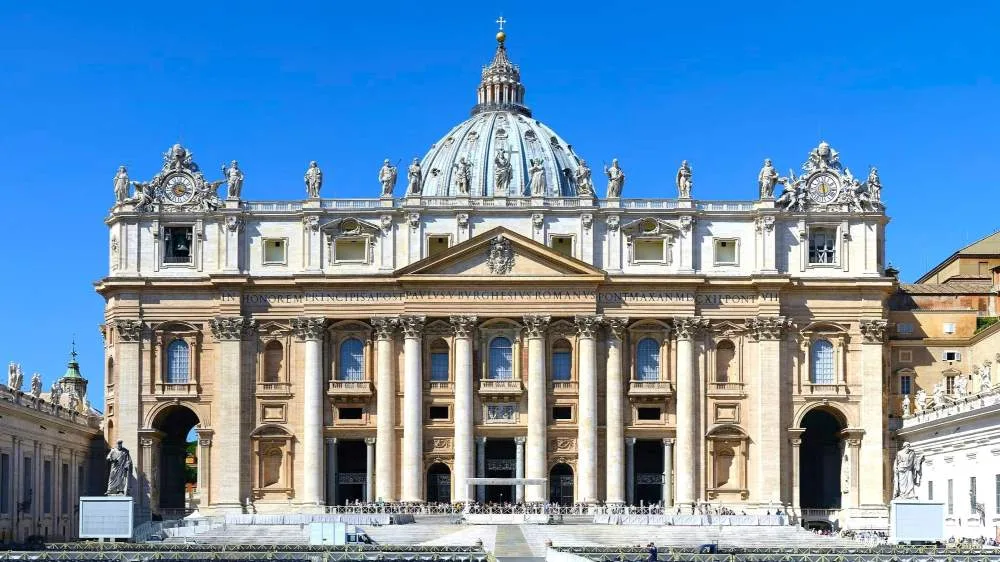 Fachada principal de la Basílica de San Pedro con el cielo azul y despejado