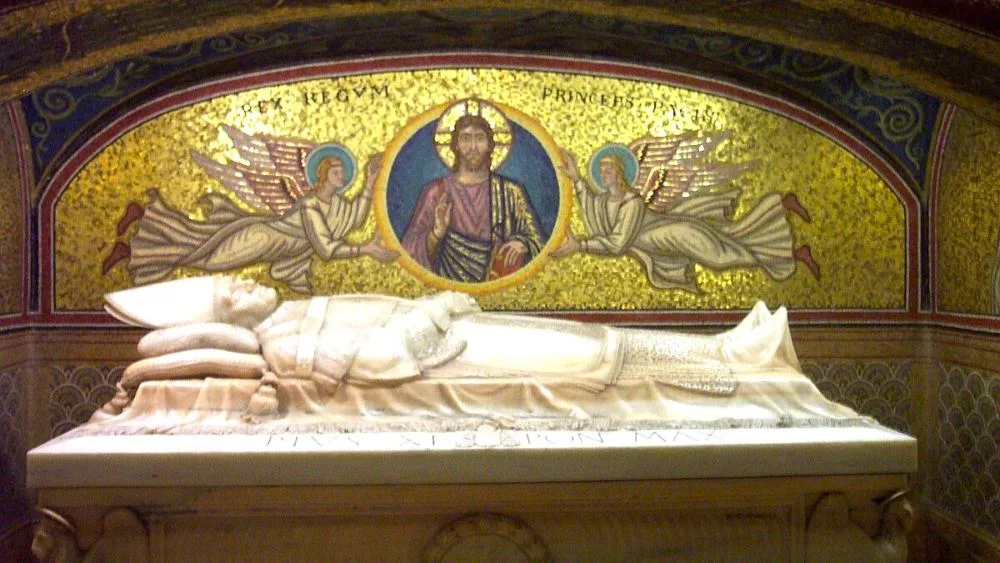 Visitar tumbas papales Grutas Vaticanas