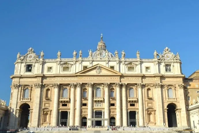 Entrada principal de la Basílica de San Pedro