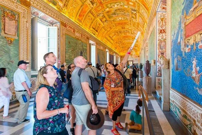 Grupo de turistas visitando los Museos Vaticanos.