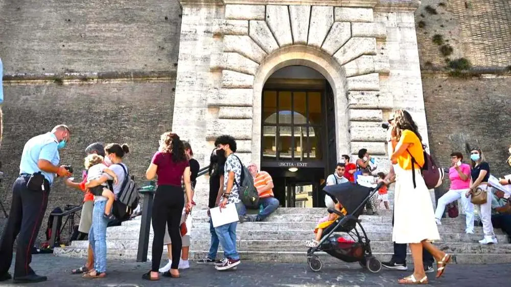 Entrada del Vaticano con turistas