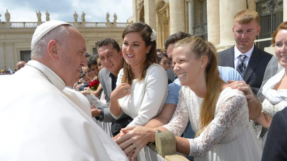 Papa en el Vaticano saludando