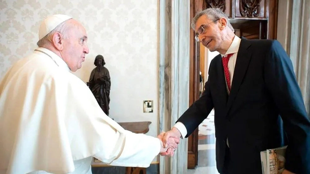 Hombre saludando al Papa.