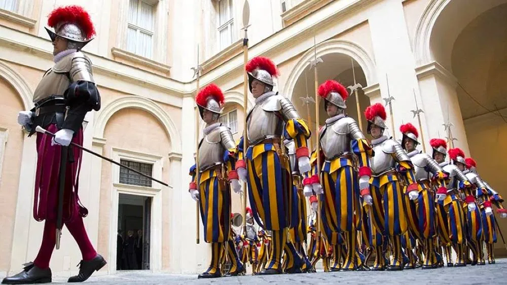 Ceremonia del cambio guardia en el Vaticano