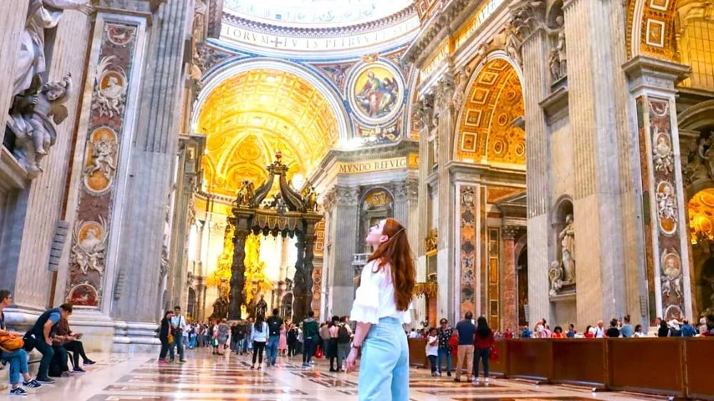Mujer visitando la Basílica de San Pedro